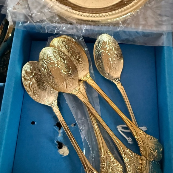 Gold and Black Tea Set - 18 Pieces - Picture 2 of 3